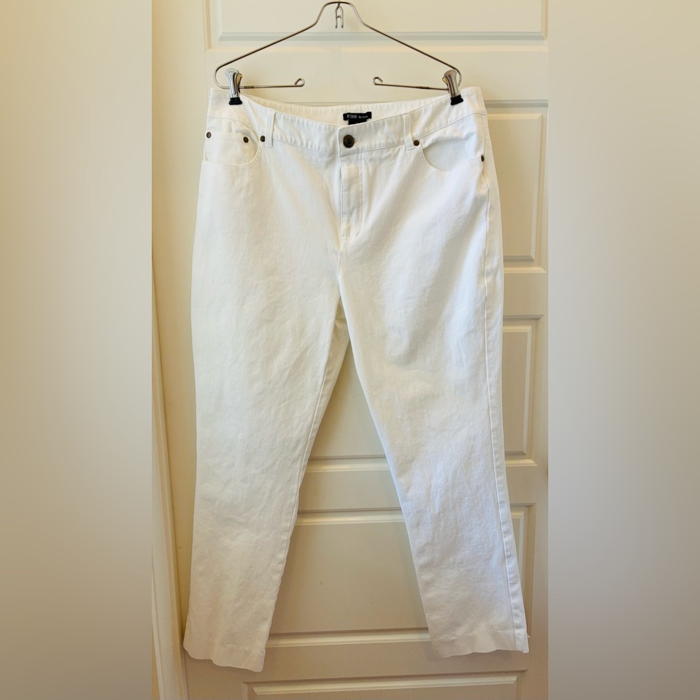 E39 by Eric Women's Straight-Leg Jeans Size 14 
White like new condition cotton